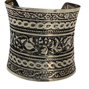 Elegant Cuff Bracelet – Timeless Style for Every Wrist