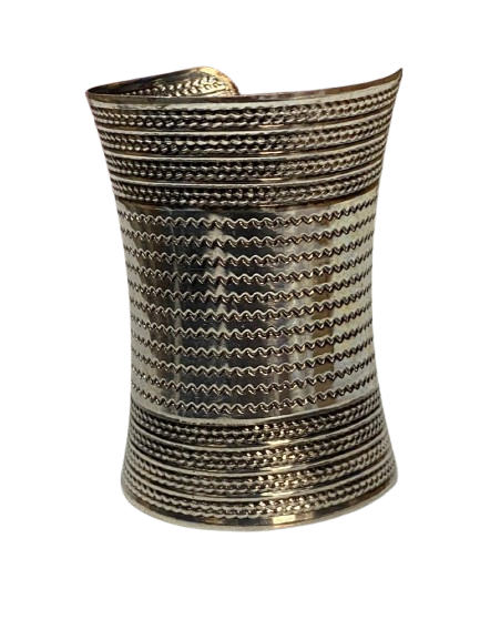 Elegant Cuff Bracelet – Timeless Style for Every Wrist - Image 2